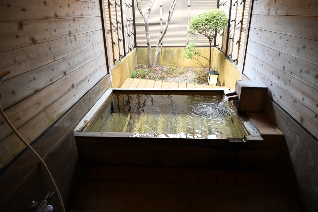 生薬ヒノキチオールのイメージとしての檜風呂